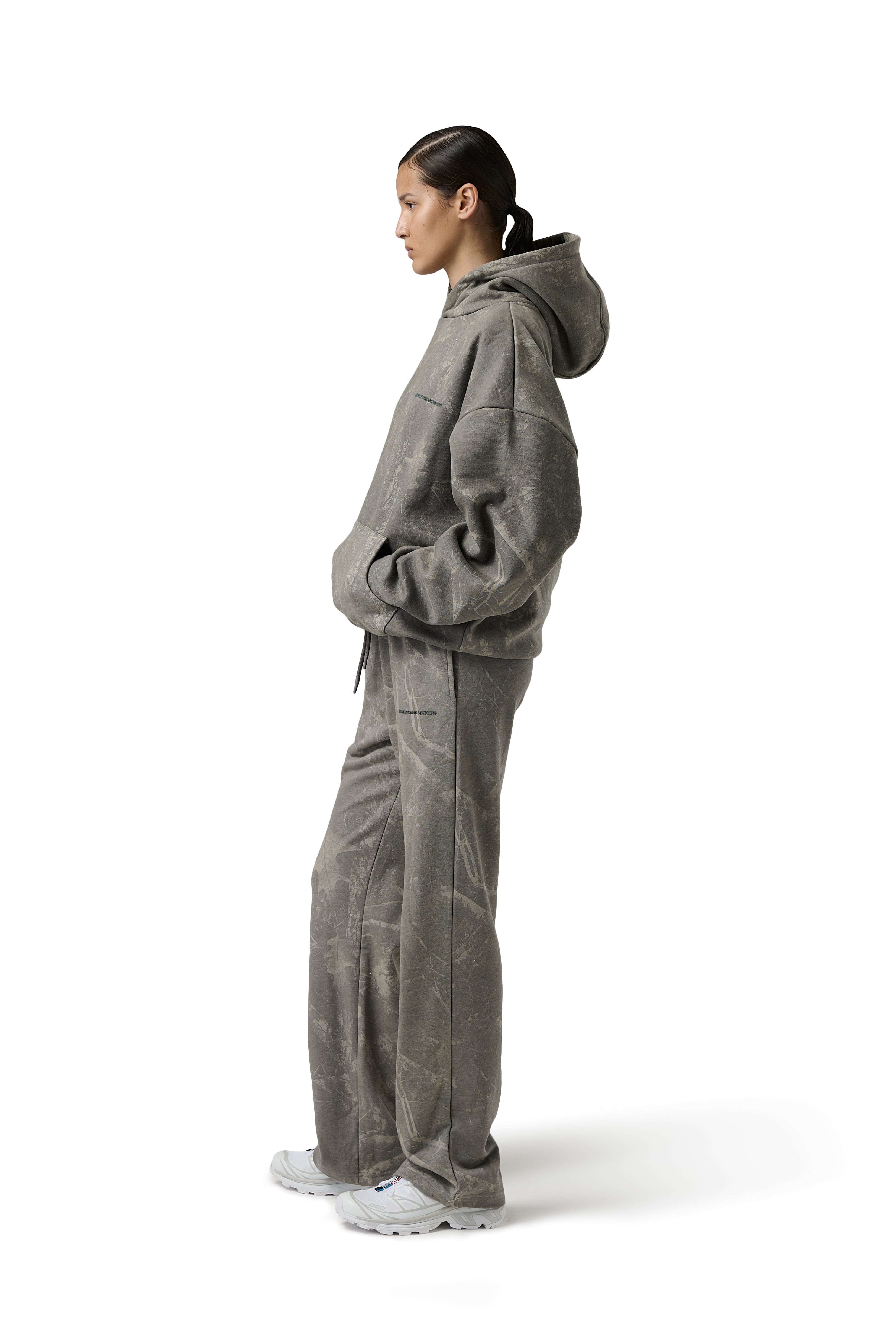 Model Scarlett is 5'8" and wears a size S.